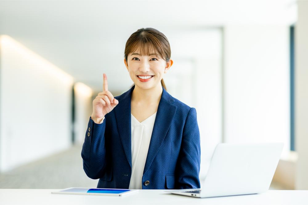 おすすめする女性