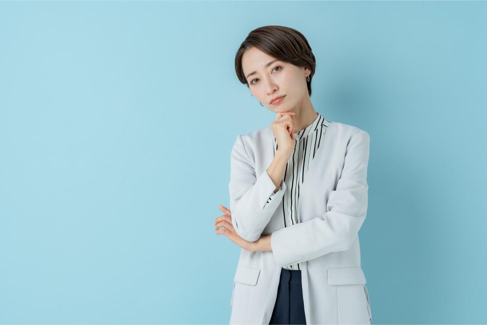 考える女性