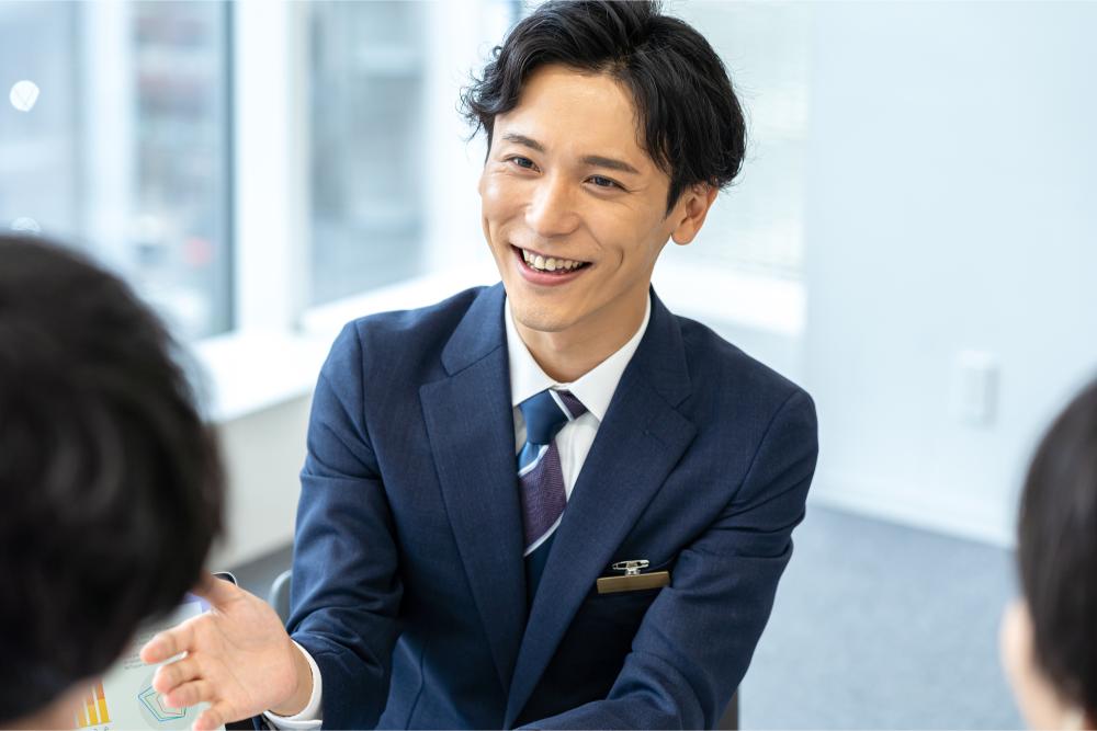 笑顔で説明するビジネスマン