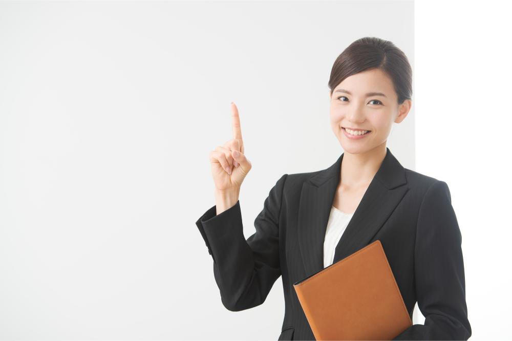人差し指を立てる女性