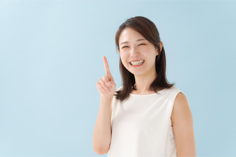 人差し指を立てておすすめする女性