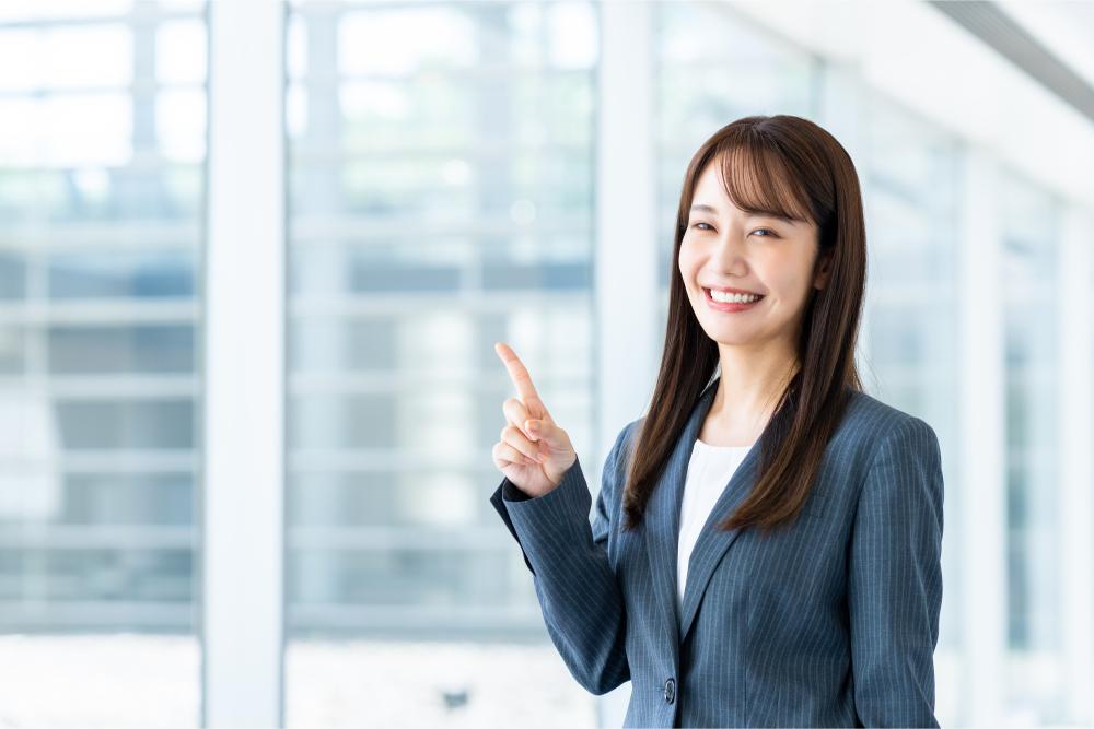 ポイントを紹介する女性